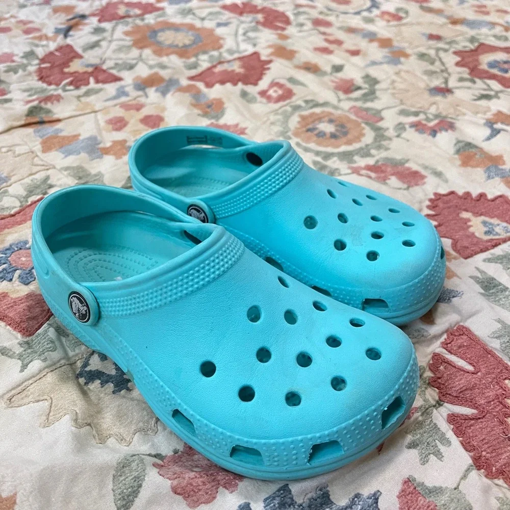 Crocs Toddler Kid Size J2 Girl Boy Classic Clogs Slip-On Blue Pool Hiking Sandal